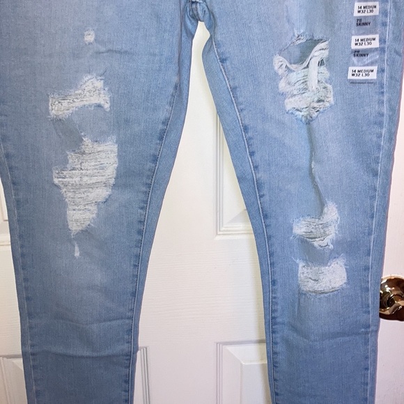 NWT Levi’s 711 Hypersoft Comfortable Ripped Jeans 32 MSRP $69.50 - Picture 5 of 10